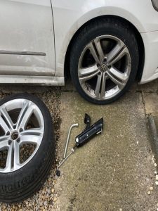 Should you teach young drivers how to change a flat tyre